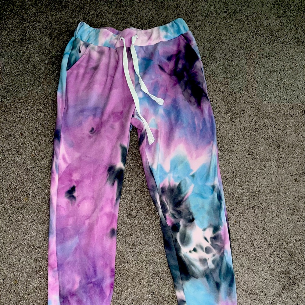 These sweats are new they are not worn they are a size medium and nice colors